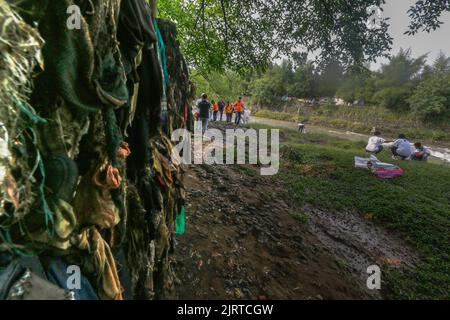 Des volontaires collectent des ordures sur les rives du fleuve Ciliwung, organisé par l'Association indonésienne des directeurs généraux d'hôtels, sur 16 août 2022. Banque D'Images
