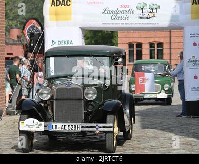 Nauen, Allemagne. 26th août 2022. Un Ford modèle A Tudor (construit en 1928 avec un moteur de 3,3 litres de 40 ch) commence à l'ADAC Landpartie Classic sur le domaine Stober. Environ 100 voitures classiques de 33 fabricants ont fait un tour de voiture classique dans la région de Havelland. Credit: Bernd Settnik/dpa/Alay Live News Banque D'Images