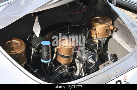 Nauen, Allemagne. 26th août 2022. Le moteur d'une Porsche 911 SC 3,0 Targa (construite en 1978) produit 179 ch et attend de démarrer à l'ADAC Landpartie Classic sur le domaine Stober. Environ 100 voitures classiques de 33 fabricants prendront le décollage pour la voiture classique à travers Havelland. Credit: Bernd Settnik/dpa/Alay Live News Banque D'Images