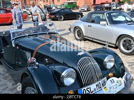 Nauen, Allemagne. 26th août 2022. Un Morgan 4/4 plus (construit en 1964) est sur le point de commencer à l'ADAC Landpartie Classic sur le domaine Stober. Environ 100 voitures classiques de 33 fabricants seront prises sur une rampe de voiture classique dans la région de Havelland. Credit: Bernd Settnik/dpa/Alay Live News Banque D'Images