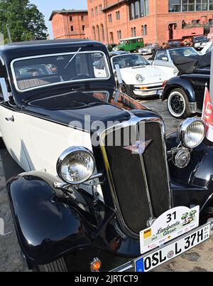 Nauen, Allemagne. 26th août 2022. Un Hanomag garant (construit en 1937) est sur le point de commencer à l'ADAC Landpartie Classic sur le domaine Stober. Environ 100 voitures classiques de 33 fabricants seront prises sur une rampe de voiture classique dans la région de Havelland. Credit: Bernd Settnik/dpa/Alay Live News Banque D'Images