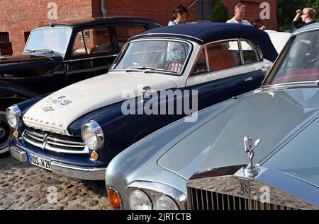 Nauen, Allemagne. 26th août 2022. Un 1956 Wartburg Cabrio 311/2 se trouve à côté d'une Rolls Royce à l'ADAC Landpartie Classic sur le domaine Stober. Environ 100 voitures classiques de 33 fabricants ont fait un tour de voiture classique dans la région de Havelland. Credit: Bernd Settnik/dpa/Alay Live News Banque D'Images