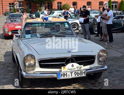 Nauen, Allemagne. 26th août 2022. Une Pagode Mercedes Benz 280 SL (construite en 1968) commence à l'ADAC Landpartie Classic sur le domaine Stober. Environ 100 voitures classiques de 33 fabricants s'emmenent pour la voiture classique qui traverse Havelland. Credit: Bernd Settnik/dpa/Alay Live News Banque D'Images