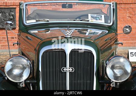 Nauen, Allemagne. 26th août 2022. A Wanderer W50 C Gläser Cabriolet (construit en 1936) est sur le point de commencer à l'ADAC Landpartie Classic sur le domaine Stober. Environ 100 voitures classiques de 33 fabricants seront en train de partir pour la montée de voitures classiques dans la région de Havelland. Credit: Bernd Settnik/dpa/Alay Live News Banque D'Images