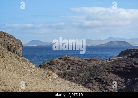 Isla de Lobos et dunes de Corralejo vues de Playa Papagayo Banque D'Images