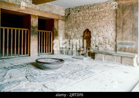 La salle du Trône du palais Knossos près d'Héraklion en Crète, la plus grande et la plus peuplée des îles grecques, le centre de la première civilisation avancée d'Europe. Mars 1980. Numérisation d'archivage à partir d'une lame. Banque D'Images