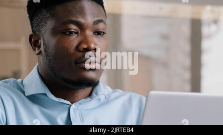 Gros plan calme homme d'affaires africain homme d'affaires ethnique directeur américain indépendant web designer travailler en ligne avec ordinateur personnel recherche d'emploi Internet vacance Banque D'Images