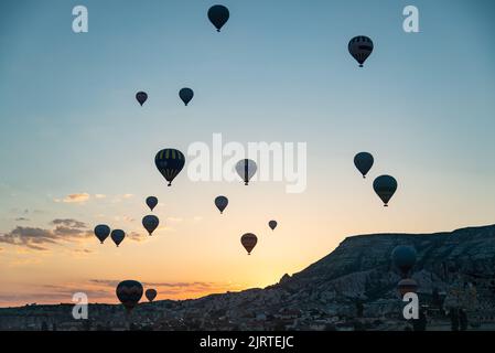 Silhouettes de ballons flottants au lever du soleil à Goreme, Turquie Banque D'Images
