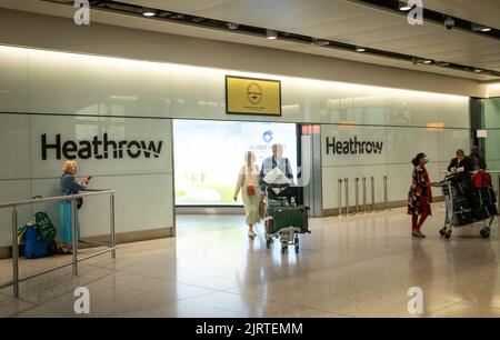 Les passagers internationaux arrivent à l'aéroport de Londres Heathrow, terminal 2. Banque D'Images