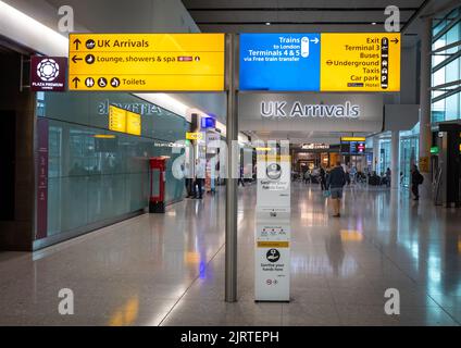 Panneaux d'information sur les passagers dans le hall des arrivées de l'aéroport de Londres Heathrow, terminal 2. Banque D'Images
