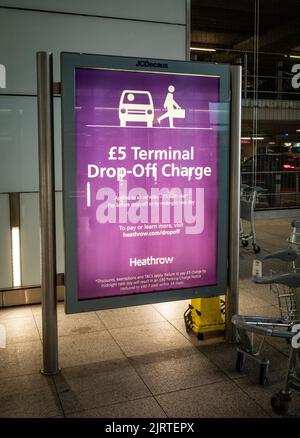 Un grand panneau informant les gens d'une taxe de dépôt de £5 terminal à l'aéroport de Londres Heathrow, terminal 2. Indications pour le Royaume-Uni et l'aéroport international Banque D'Images