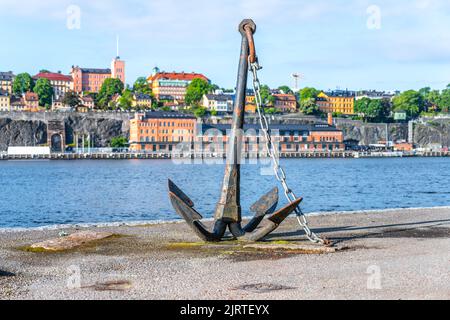 Ancienne ancre en métal sur le remblai de Stockholm Banque D'Images