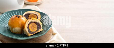 Design concept de Moon Cake yolk pâtisserie, mooncake pour les vacances de la mi-automne Festival sur fond de table en bois Banque D'Images