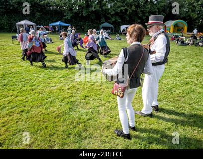 Les musiciens jouent des airs folkloriques traditionnels pour le groupe de danse Morris Dance 'COGS and Wheels' à South zeal, Devon, Royaume-Uni. Banque D'Images