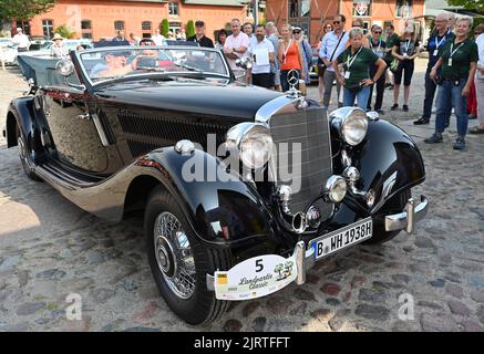 Nauen, Allemagne. 26th août 2022. Une Mercedes Benz 320 Un Cabrio (construit en 1938) commence à l'ADAC Landpartie Classic sur le domaine Stober. Environ 100 voitures classiques de 33 fabricants s'emmenent pour la voiture classique qui traverse Havelland. Credit: Bernd Settnik/dpa/ZB/dpa/Alay Live News Banque D'Images