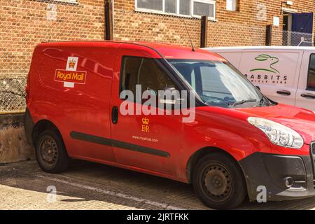 Bicester, Oxfordshire, 26 août 2022. Le premier des quatre jours d'action industrielle, les travailleurs de Royal Mail ont commencé aujourd'hui une action industrielle. Les lettres ne seront pas livrées les jours de grève et certaines livraisons de colis seront retardées. Après 3 mois de discussions, le Syndicat des travailleurs de la communication (CWU), représentant les grévistes, a rejeté une offre de salaire allant jusqu'à 5,5% exigeant une augmentation de salaire « qui reflète plus étroitement le taux actuel d'inflation ». Credit Bridget Catterall / Alamy Live News. Credit Bridget Catterall/Alamy Live News Banque D'Images