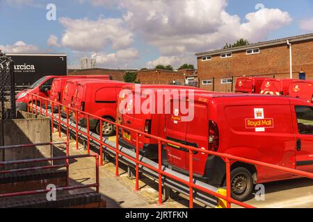 Bicester, Oxfordshire, 26 août 2022. Le premier des quatre jours d'action industrielle, les travailleurs de Royal Mail ont commencé aujourd'hui une action industrielle. Les lettres ne seront pas livrées les jours de grève et certaines livraisons de colis seront retardées. Après 3 mois de discussions, le Syndicat des travailleurs de la communication (CWU), représentant les grévistes, a rejeté une offre de salaire allant jusqu'à 5,5% exigeant une augmentation de salaire « qui reflète plus étroitement le taux actuel d'inflation ». Credit Bridget Catterall / Alamy Live News. Credit Bridget Catterall/Alamy Live News Banque D'Images