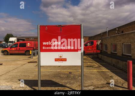 Bicester, Oxfordshire, 26 août 2022. Le premier des quatre jours d'action industrielle, les travailleurs de Royal Mail ont commencé aujourd'hui une action industrielle. Les lettres ne seront pas livrées les jours de grève et certaines livraisons de colis seront retardées. Après 3 mois de discussions, le Syndicat des travailleurs de la communication (CWU), représentant les grévistes, a rejeté une offre de salaire allant jusqu'à 5,5% exigeant une augmentation de salaire « qui reflète plus étroitement le taux actuel d'inflation ». Credit Bridget Catterall / Alamy Live News. Credit Bridget Catterall/Alamy Live News Banque D'Images