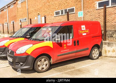 Bicester, Oxfordshire, 26 août 2022. Le premier des quatre jours d'action industrielle, les travailleurs de Royal Mail ont commencé aujourd'hui une action industrielle. Les lettres ne seront pas livrées les jours de grève et certaines livraisons de colis seront retardées. Après 3 mois de discussions, le Syndicat des travailleurs de la communication (CWU), représentant les grévistes, a rejeté une offre de salaire allant jusqu'à 5,5% exigeant une augmentation de salaire « qui reflète plus étroitement le taux actuel d'inflation ». Credit Bridget Catterall / Alamy Live News. Credit Bridget Catterall/Alamy Live News Banque D'Images