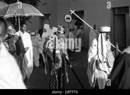 Axum, Ethiopie - 1 juillet 1998: Le prêtre porte l'arche sainte lors d'une cérémonie dans les rues d'AXUM, Ethiopie. L'arche a été volée au temple de Salomons Banque D'Images