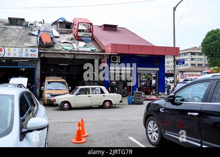 Ancienne voiture russe soviétique LADA 2105 avec photo des acteurs turcs sur la fenêtre est debout près du bureau de réparation à Trabzon, Turquie Banque D'Images