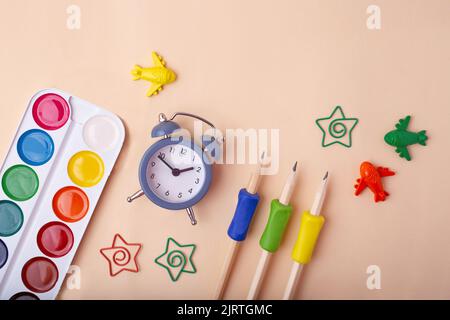 Vue de dessus de la papeterie sur fond pastel. Banque D'Images