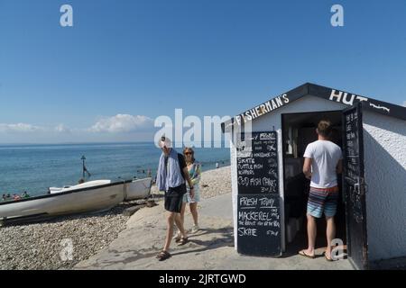 Météo britannique, East Wittering, 26 août 2022 : soleil sur la plage et eau très calme dans West Sussex faites un bon début au week-end de vacances d'août pour les familles, les baigneurs de soleil, les nageurs et les padders-boarders. Les plages de West Sussex n'ont pas souffert des rejets d'eaux usées que l'East Sussex a récemment. Anna Watson/Alay Live News Banque D'Images