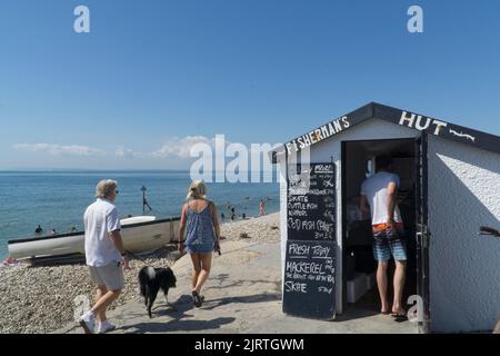 Météo britannique, East Wittering, 26 août 2022 : soleil sur la plage et eau très calme dans West Sussex faites un bon début au week-end de vacances d'août pour les familles, les baigneurs de soleil, les nageurs et les padders-boarders. Les plages de West Sussex n'ont pas souffert des rejets d'eaux usées que l'East Sussex a récemment. Anna Watson/Alay Live News Banque D'Images