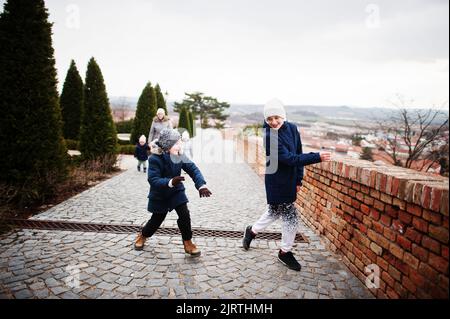 Promenade en famille au château historique de Mikulov, Moravie, République tchèque. Vieille ville européenne. Banque D'Images