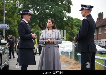 La secrétaire d'Etat Priti Patel (au centre) visite la scène de Kinggainm Avenue, Knotty Ash, Liverpool, où Olivia Pratt-Korbel, une jeune de neuf ans, a été mortellement abattu lundi soir. Date de la photo: Vendredi 26 août 2022. Banque D'Images