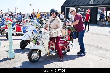 Brighton UK 26th août 2022 - les Mods commencent à arriver à Brighton lors d'une belle journée ensoleillée pour leur événement annuel Mod Weekender qui a lieu au cours de ce week-end prochain de vacances en août : crédit Simon Dack / Alamy Live News Banque D'Images