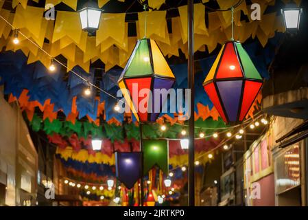 Ballons décoratifs et drapeaux colorés dans la rue pour le festival São João, qui a lieu en juin dans le nord-est du Brésil. Banque D'Images