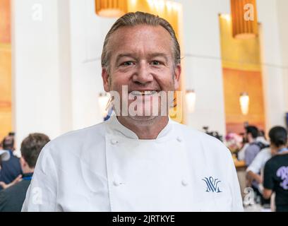 New York, États-Unis. 25th août 2022. Michael White, chef étoilé au guide Michelin de 5 ans, assiste à un avant-goût médiatique de 2022 US Open Food Tasting au restaurant Aces sur le stade Arthur Ashe (photo de Lev Radin/Pacific Press) Credit: Pacific Press Media production Corp./Alay Live News Banque D'Images
