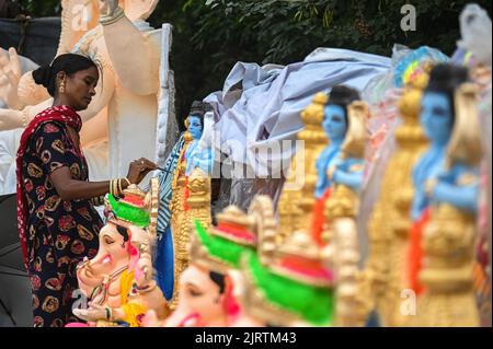 New Delhi, Inde. 26th août 2022. Un artiste travaille sur une idole du dieu hindou à tête d'éléphant Ganesha avant le festival Ganesh Chaturthi à New Delhi. Ganesh Chaturthi est un festival de 10 jours marquant la naissance du dieu hindou à tête d'éléphant Ganesha. (Photo de Kabir Jhangiani/Pacific Press) crédit: Pacific Press Media production Corp./Alay Live News Banque D'Images