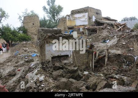 Logar. 25th août 2022. La photo prise le 25 août 2022 montre des maisons détruites par des inondations dans la province de Logar, en Afghanistan. Zabihullah Mujahid, porte-parole du gouvernement par intérim dirigé par les talibans en Afghanistan, a déclaré jeudi qu'au moins 182 personnes avaient été tuées et plus de 250 autres blessées au cours d'un mois de fortes pluies et d'inondations. Credit: Saifurahman Safi/Xinhua/Alamy Live News Banque D'Images