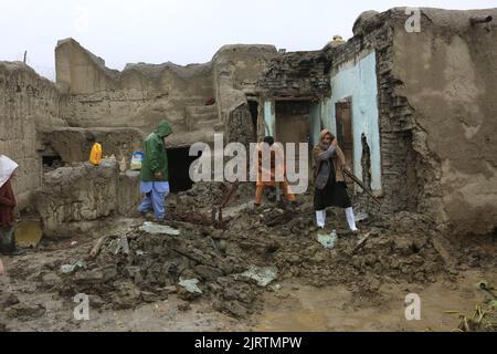 Logar. 25th août 2022. La photo prise le 25 août 2022 montre des maisons endommagées par des inondations dans la province de Logar, en Afghanistan. Zabihullah Mujahid, porte-parole du gouvernement par intérim dirigé par les talibans en Afghanistan, a déclaré jeudi qu'au moins 182 personnes avaient été tuées et plus de 250 autres blessées au cours d'un mois de fortes pluies et d'inondations. Credit: Saifurahman Safi/Xinhua/Alamy Live News Banque D'Images