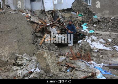 Logar. 25th août 2022. La photo prise le 25 août 2022 montre des maisons détruites par des inondations dans la province de Logar, en Afghanistan. Zabihullah Mujahid, porte-parole du gouvernement par intérim dirigé par les talibans en Afghanistan, a déclaré jeudi qu'au moins 182 personnes avaient été tuées et plus de 250 autres blessées au cours d'un mois de fortes pluies et d'inondations. Credit: Saifurahman Safi/Xinhua/Alamy Live News Banque D'Images