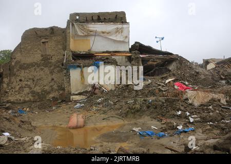 Logar. 25th août 2022. La photo prise le 25 août 2022 montre des maisons détruites par des inondations dans la province de Logar, en Afghanistan. Zabihullah Mujahid, porte-parole du gouvernement par intérim dirigé par les talibans en Afghanistan, a déclaré jeudi qu'au moins 182 personnes avaient été tuées et plus de 250 autres blessées au cours d'un mois de fortes pluies et d'inondations. Credit: Saifurahman Safi/Xinhua/Alamy Live News Banque D'Images