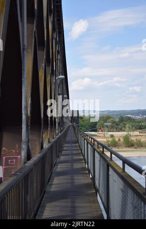 Pont de chemin de fer de l'autre côté du Rhin avec un moyen de marcher à côté du chemin de fer Banque D'Images