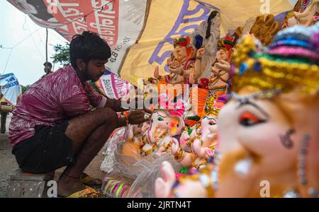 New Delhi, Inde. 26th août 2022. Un artiste travaille sur une idole du dieu hindou à tête d'éléphant Ganesha avant le festival Ganesh Chaturthi à New Delhi. Ganesh Chaturthi est un festival de 10 jours marquant la naissance du dieu hindou à tête d'éléphant Ganesha. (Credit image: © Kabir Jhangiani/Pacific Press via ZUMA Press Wire) Banque D'Images