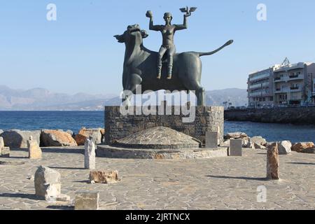 18 août 2022, Creete, Agios Nikolaos, Grèce: Agios Nikolaos,Grèce,installation enlèvement de l'Europe,a créé les frères Nikos et Pantelis Sotiriadis (Credit image: © Salvatore Esposito/Pacific Press via ZUMA Press Wire) Banque D'Images