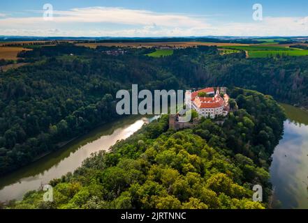 Vue aérienne du château de Bitov près de la rivière Dyje. Vue panoramique sur le paysage du château médiéval en haut de la colline avec forêt autour. Région de Moravie du Sud, Czec Banque D'Images