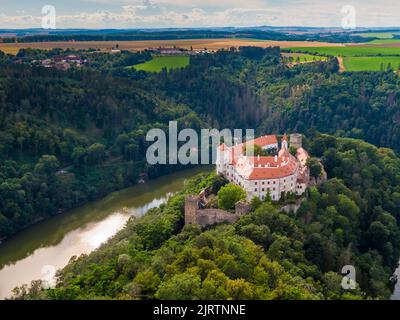 Vue aérienne du château de Bitov près de la rivière Dyje. Vue panoramique sur le paysage du château médiéval en haut de la colline avec forêt autour. Région de Moravie du Sud, Czec Banque D'Images