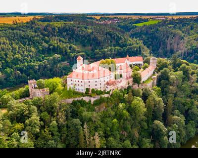 Vue aérienne du château de Bitov près de la rivière Dyje. Vue panoramique sur le paysage du château médiéval en haut de la colline avec forêt autour. Région de Moravie du Sud, Czec Banque D'Images