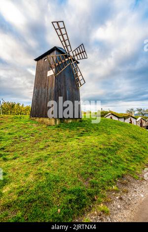 Petit moulin en bois sur prairie. Temps nuageux, temps d'automne. Banque D'Images