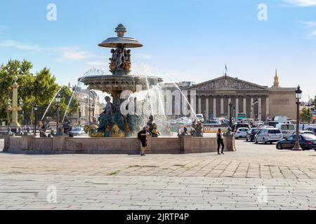 PARIS, FRANCE - 31 AOÛT 2019 : la fontaine des mers est l'une des deux fontaines de la place de la Concorde, qui symbolise l'esprit maritime de Banque D'Images