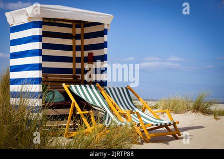 chaise de plage dans les dunes avec ciel bleu Banque D'Images