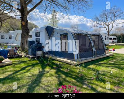 Une tente devant une remorque de voyage dans un camping, camping Caravan, camping relaxant, parc de caravanes, Camping d'été Banque D'Images