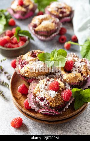 Dessert sain. Pâte végétalienne sans gluten. Muffins à la banane aux flocons de framboise et de noix de coco sur une table en pierre. Banque D'Images