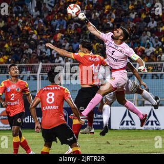 East Bengal Club (Red-Yelllow) a joué contre le FC Uni Rajasthan (blanc) dans le match no 19 pour le groupe B, pendant la coupe Durand football 2022 joué à VYBK le 25-08-2022. Pic/Arghyadeep BiswasEmami East Bengal football Club (EEBFC) et Rajasthan United football Club (RUFC) ont joué but moins draw dans le groupe B rencontre du 131st Durand coupe match au KishorBharati Stadium, Jadavpur, Kolkata, le 25th août 2022. (Photo par Amlan Biswas/Pacific Press) Banque D'Images